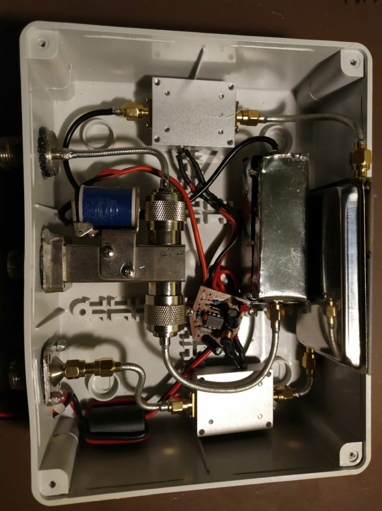 Intérieur du low noise amplifier filter 1296Mhz