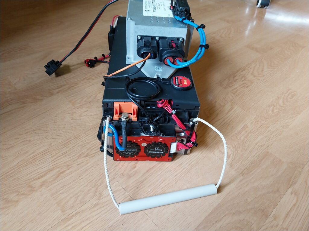Station d'énergie 12V nomade terminée ses poignées de transport et convertisseur MTM Power pour radioamateur